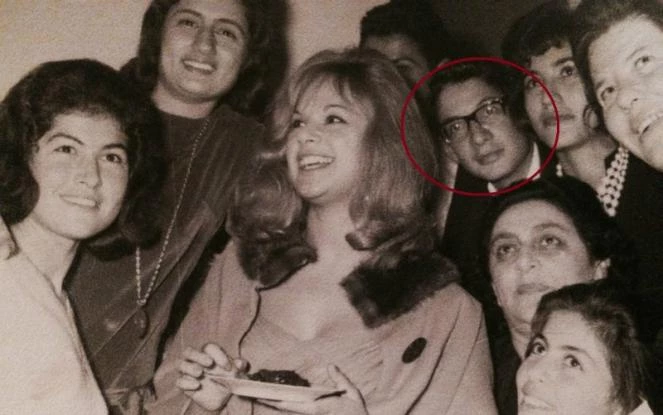 Αναγνωρίζετε τον νεαρό πίσω από την Αλίκη Βουγιουκλάκη; Σήμερα είναι από τους πιο γνωστούς πολιτικούς